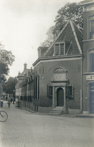 3746 Gezicht op de Vrijwoningen van de Fundatie van Maria van Pallaes (Agnietenstraat) te Utrecht met rechts ...